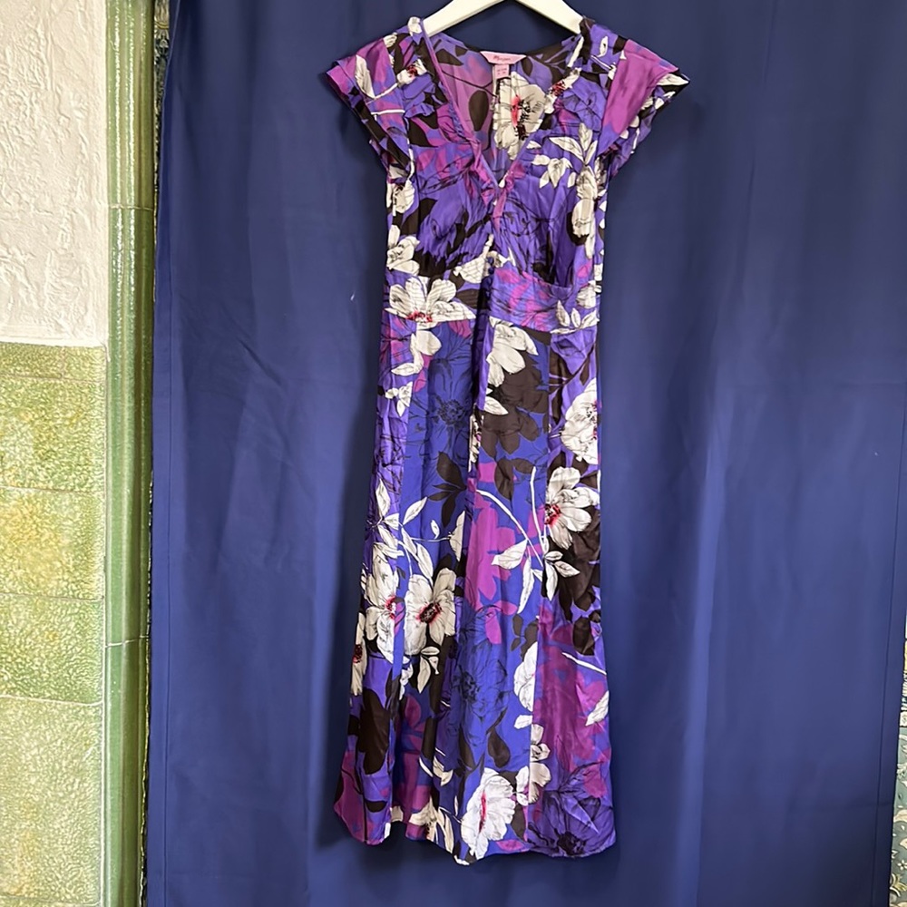 Woman silk size  8.  By monsoon